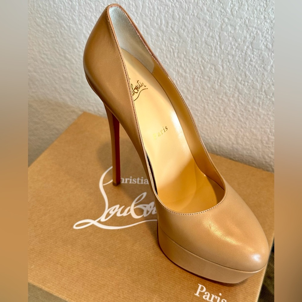NEW Christian Louboutin nude Platform Pumps